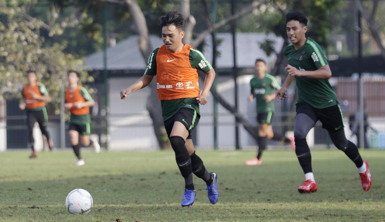 Pemain Timnas Indonesia U-22, Witan Sulaeman, menggiring bola saat latihan di Lapangan ABC, Senayan, Jakarta, Sabtu (12/1). Witan menjadi pemain termuda dalam seleksi Timnas Indonesia U-22 dengan usia 17 tahun. (Bola.com/M Iqbal Ichsan)