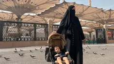 Paula Verhoeven berfoto bersama anak bungsunya saat berada di Masjid Nabawi, Madinah. (Foto: Instagram/ paula_verhoeven)
