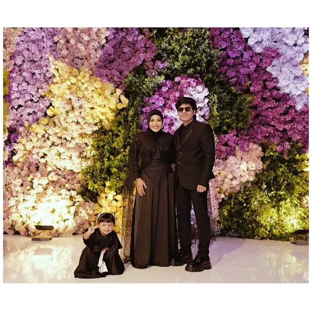 6 Inspirasi Gamis Hitam untuk Pesta ala Aurel Hermansyah, Elegan Memukau