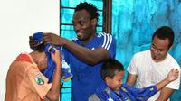 Gelandang Persib Bandung, Michael Essien menyempatkan diri untuk datang ke kediaman Choirul Huda jelang laga Persela vs Persib, Minggu (22/10/2017). (twitter.com/persib)