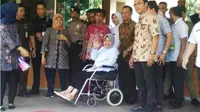 Wali Kota Risma keluar Rumah Sakit. (Liputan6.com/Dian Kurniawan)