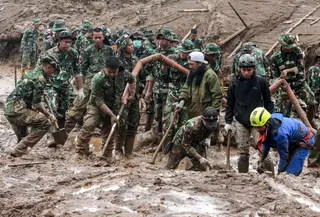 Sedikitnya sudah 25 jenazah korban longsor yang berhasil dievakuasi tim SAR gabungan. Tampak dalam foto, tim penyelamat mencari korban yang terkubur longsor di Desa Pasirlangu, Bandung, Jawa Barat, pada Senin 26 Januari 2026. (Timur Matahari/AFP)