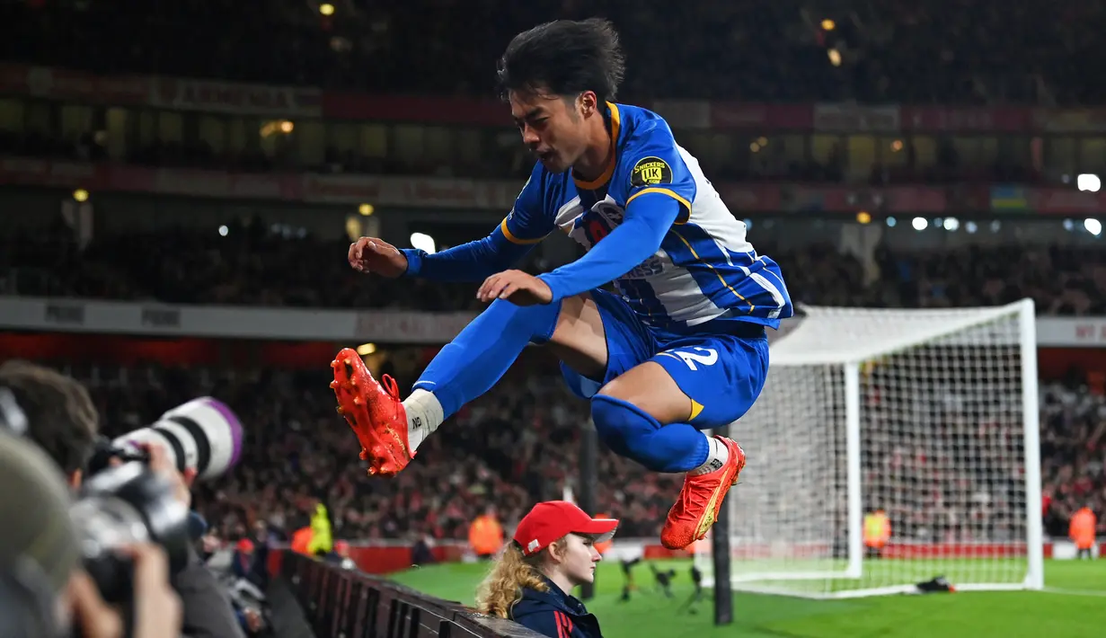 Di babak kedua Brighton berbalik unggul pada menit ke-58 melalui pemain asal Jepang, Kaoru Mitoma lewat tembakan dari dalam kotak penalti usai memaksimalkan umpan Jeremy Sarmiento. (AFP/Glyn Kirk)