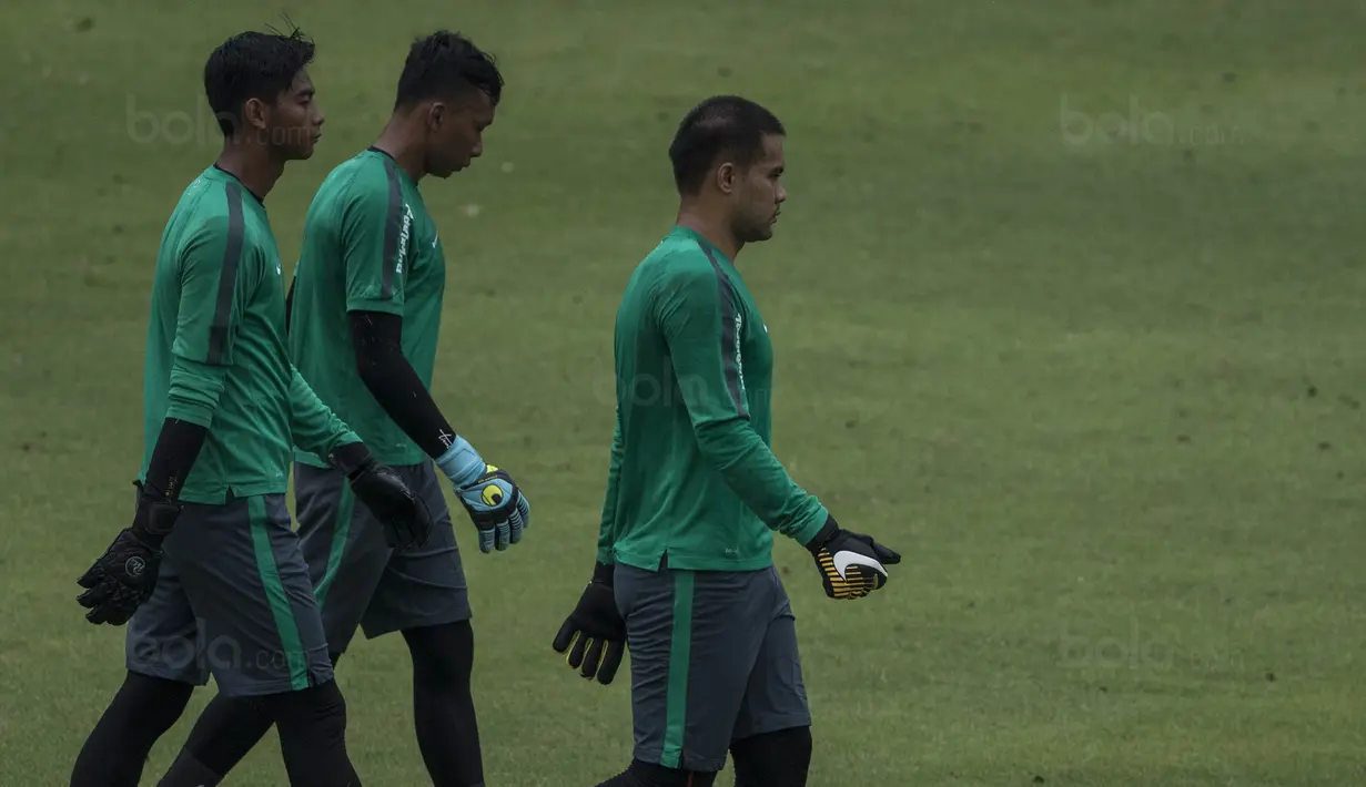 Para kiper Timnas Indonesia saat mengikuti latihan di Lapangan ABC Senayan, Jakarta, Jumat (12/1/2018). Latihan ini merupakan persiapan jelang laga melawan Islandia. (Bola.com/Vitalis Yogi Trisna)