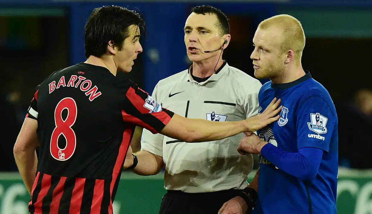 Barton memang dikenal sebagai pemain yang temperamental dan sulit diredam. Tak hanya ribut dengan lawan, ia juga beberapa kali bersitegang dengan sesama rekannya. (AFP/Paul Ellis)