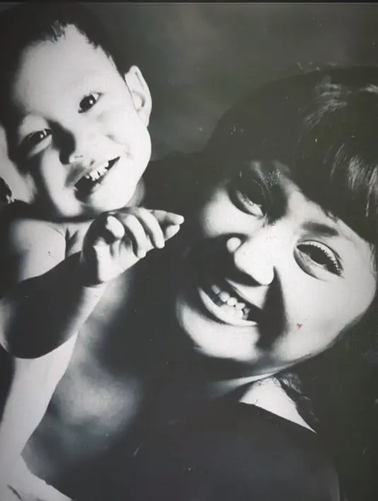 Arie Nugroho kecil sukses bikin gemas, sementara Arie Nugroho dewasa jadi idola banyak orang dengan sederet karyanya di industri hiburan. Anak semata wayang, Arie Nugroho jadi kesayangan orang tuanya. Dari foto-foto lawas yang diunggah Windy Wulandari, terlihat anak artis yang juga mencoba bintangi FTV di tahun 2024 ini memang sangat dekat dengan keluarga. (Liputan6.com/IG/@windyario)