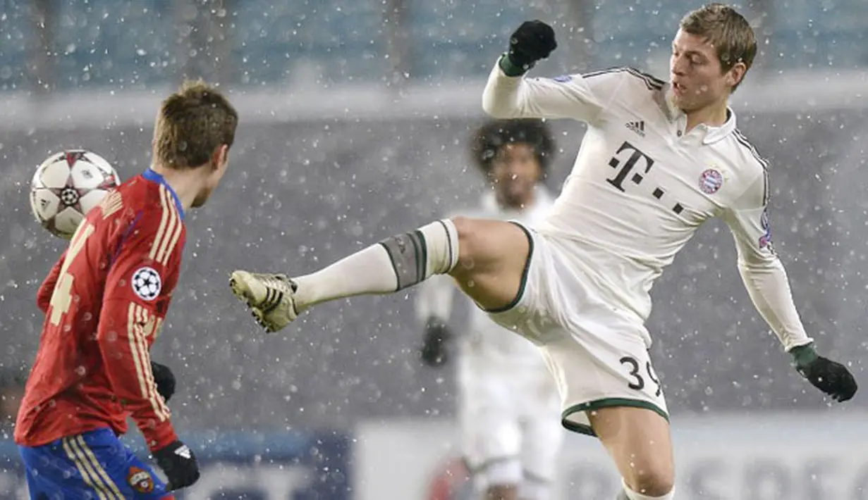 Gelandang Bayern Toni Kroos (kanan) duel dengan bek CSKA Kirill Nababkin pada pertandingan sepak bola grup D Liga Champions antara CSKA Moskow vs Bayern Munich  di Moskow (281113). (AFP/Alexander Nemenov)