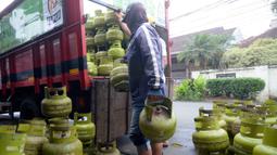 Pekerja menata tabung gas LPG 3 yang kosong sebelum pengisian ulang di agen LPG, Pamulang, Tangerang Selatan, Kamis (5/11/2020). Dalam dua bulan di masa pandemi ini, permintaan LPG subsidi 3 Kg ditingkat pengecer meningkat 5 persen untuk memenuhi kebutuhan masyarakat. (merdeka.com/Dwi Narwoko)