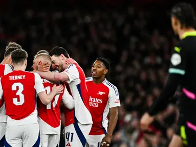 Oleksandr Zinchenko (tengah) merayakan dengan rekan setimnya setelah mencetak gol pertama untuk Arsenal pada pertandingan leg kedua 16 besar Liga Champions 2024/2025 melawan PSV Eindhoven yang digelar di Emirates Stadium, London, pada 12 Maret 2025 waktu setempat atau Kamis (13/3/2025) dini hari WIB. (Glyn KIRK/AFP)