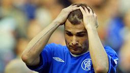 Penampilan apik Adrian Mutu saat bermain di Serie A membuatnya direkrut Chelsea. Namun setelah berada di Stamford Bridge, pemain asal Rumania ini tak pernah bisa memberikan performa maksimal untuk The Blues. (AFP/Adrian Dennis)