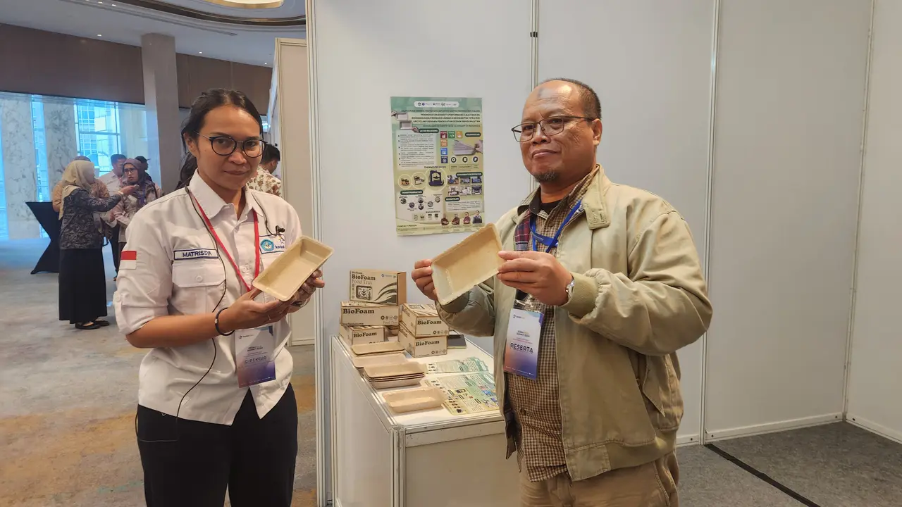 Direktur PMO Ekosistem Kedaireka, Matrissya Hermita memperlihatkan salah satu karya salah satu dosen perguruan tinggi yang bergabung Kedaireka. (Liputan6.com/Dicky Agung Prihanto)