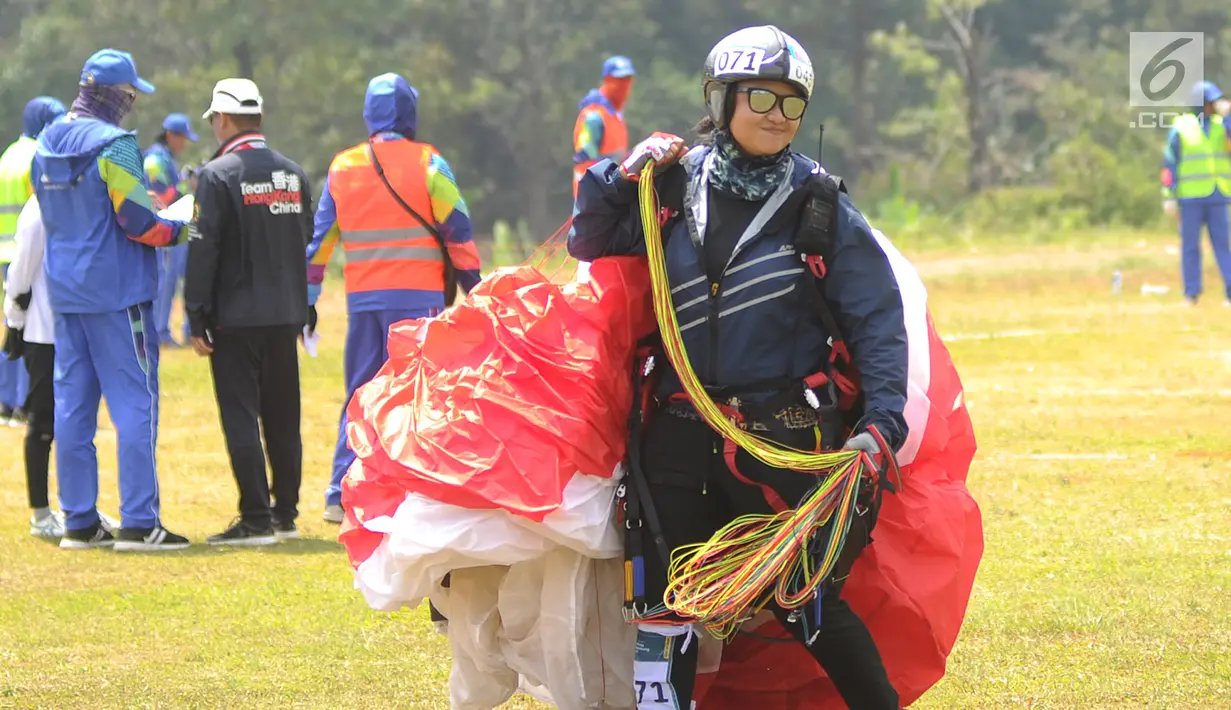 Atlet paralayang Indonesia, Rika Wijayanti seusai babak nomor ketepatan mendarat individu putri di Gunung Mas, Puncak, Jawa Barat, Kamis (23/8). Rika Wijayanti menyumbangkan medali perunggu dengan mengoleksi 120 poin. (Merdeka.com/Arie Basuki)