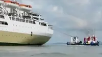 Dua kapal dikerahkan untuk menarik kapal motor penumpang (KMP) Lambelu yang kandas di perairan Tanjung Batu, Tarakan, Kalimantan Utara.