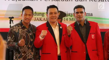 Petinju dan pemain sepak bola nasional, Daud Yordan (kiri) dan Cristian Gonzales (kanan) foto bersama Ketua Umum PKPI Diaz Hendropriyono saat menghadiri Kongres Luar Biasa PKPI di Jakarta, Senin (14/5). (Liputan6.com/Angga Yuniar)