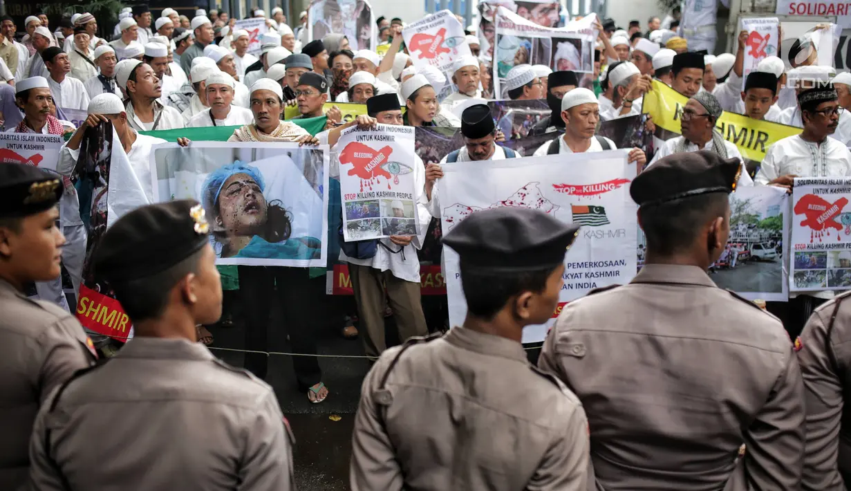 Massa yang tergabung dalam Aksi Solidaritas Islam Indonesia untuk Kashmir menggelar aksi di Kedubes India, Jakarta, Rabu (6/2). Dalam aksinya, massa meminta pemerintah India untuk menarik pasukan militer dari wilayah Kashmir. (Liputan6.com/Faizal Fanani)