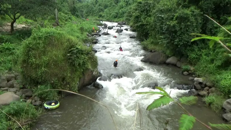 River Tubing Ngabuburit Ekstrem di Lereng Gunung Argopuro (Dian Kurniawan/Liputan6.com)