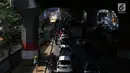 Kendaraan terjebak kemacetan dekat proyek pembangunan tol Bekasi-Cawang-Kampung Melayu (Becakayu) di Jalan DI Panjaitan, Jakarta, (25/10). Kemacetan diakibatkan di sejumlah lokasi terjadi penyempitan yang tidak kunjung teratasi. (Merdeka.com/Imam Buhori)