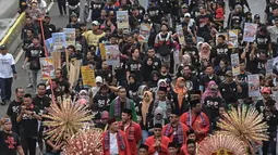 Massa Serikat Pekerja Container (SPC) menggelar karnaval pelabuhan di area car free day, Jalan Thamrin, Jakarta, Minggu (17/2). Aksi tersebut tekait penolakan liberalisasi pengelolaan Pelabuhan Tanjung Priok oleh vendor asing. (Liputan6.com/HO/Mico)