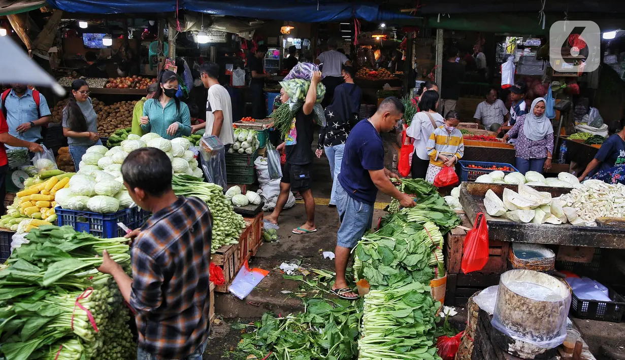Di sisi lain, pemerintah diminta untuk tetap memastikan ketersediaan dan kestabilan harga bahan pokok (sembako), terutama jelang perayaan hari besar keagamaan. (Liputan6.com/Angga Yuniar)