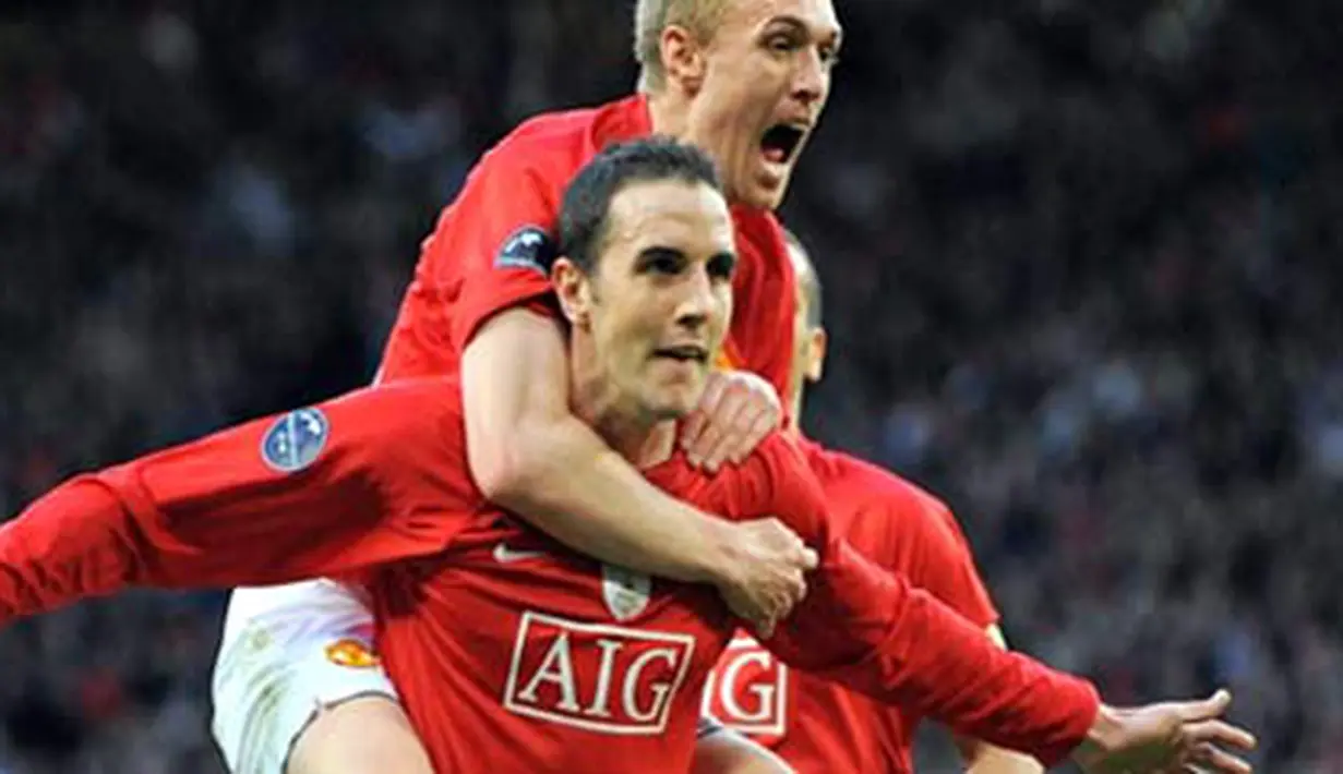 Manchester United&#039;s John O&#039;Shea celebrates with Darren Fletcher after scoring the goal during UEFA Champions league semi final first leg against Arsenal at Old Trafford, on April 29, 2009. AFP PHOTO/PAUL ELLIS