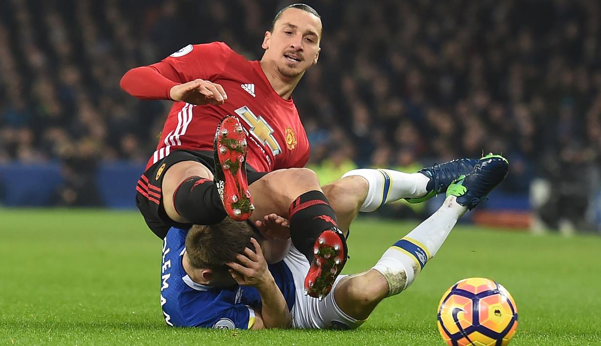 Aksi Zlatan Ibrahimovic berebut bola dengan pemain Everton, Seamus Coleman pada laga Premier League di Goodison Park, Liverpool, (04/12/2016). MU bermain imbang 1-1 lawan Everton. (AFP/Paul Ellis) 