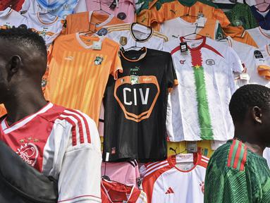 Sejumlah dagangan jersey memenuhi salah satu pasar di Abidjan, pusat kota Pantai Gading menjelang Piala Afrika 2023 pada Sabtu (06/01/2024) waktu setempat. (AFP/Issouf Sanogo)