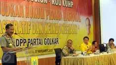 Kapolri Jenderal Pol Badrodin Haiti (kiri) saat menyampaikan pandangan pada diskusi RUU KUHP Mewujudkan Hukum Pidana Nasional yang Aspiratif dan KeIndonesiaan di DPP Partai Golkar, Jakarta, Jumat (27/11/2015). (Liputan6/Helmi Fithriansyah)