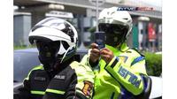 Ilustrasi petugas kepolisian membidik para pelanggar lalu lintas menggunakan ponsel. (YouTube NTMC)
