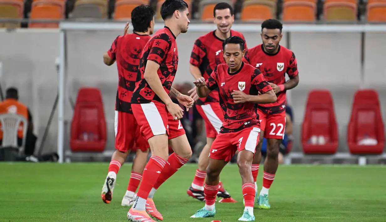 Para pemain Indonesia melakukan pemanasan sebelum pertandingan pertama Grup B Putaran 4 Kualifikasi Piala Dunia 2026 zona Asia melawan Arab Saudi di Stadion Alinma Bank, King Abdullah Sports City, Jeddah, Arab Saudi, Rabu 8 Oktober 2025 waktu setempat atau Kamis (9/10/2025) dini hari WIB. (AP Photo)