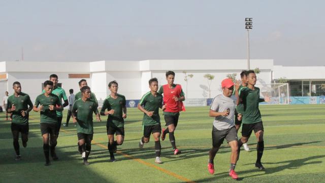 Para pemain Timnas Indonesia U-22 berlari santai saat latihan. (Bola.com/Zulfirdaus Harahap)