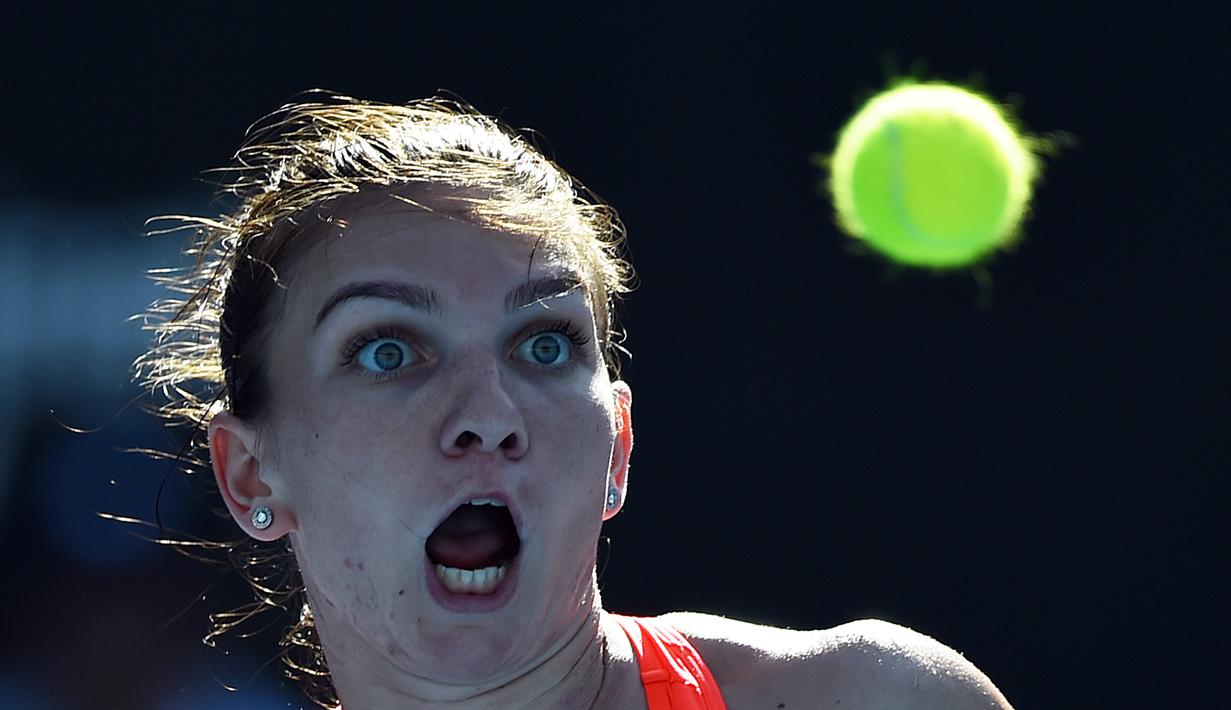 Petenis putri Rumania, Simona Halep, saat akan mengembalikan bola pukulan petenis Republik Ceska, Karolina Pliskova, dalam babak ketiga turnamen tenis Sydney International di Sydney, Australia, (13/1/2016). (AFP/Peter Parks)
