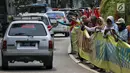 Sejumlah relawan dan emak-emak militan 02 membentangkan spanduk sepanjang 1 kilometer di depan gedung KPU, Jakarta, Sabtu (4/5/2019). Dalam aksinya Massa membentangkan spanduk bertuliskan 'Prabowo Presiden' dan menjaga persatuan dan kesatuan bangsa. (Liputan6.com/Johan Tallo)