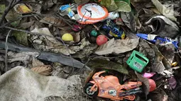 Sejumlah mainan anak yang tersisa pasca gelombang Tsunami Selat Sunda di Dusun Tiga Regahan Lada, Pulau Sebesi, Lampung Selatan, Minggu (30/12). Sebagian warga mengungsi ke Kalianda. (Liputan6.com/Herman Zakharia)