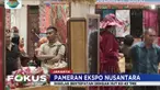 Selain pameran kerajinan kain dari berbagai daerah, para pengunjung bisa belajar langsung cara membatik di salah satu stand.