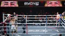 Petarung Indonesia, Haris Sofyan, merayakan kemengan atas petarung Malaysia, Mohammed (Jordan Boy), pada pertandingan Byon Combat Showbiz Vol. 6 di Tennis Indoor Senayan, Jakarta, Sabtu (22/10/2025). (Bola.com/M Iqbal Ichsan)