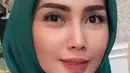 Walaupun mengenakan hijab, akan tetapi kecantikan Fenita Arie seakan tak luntur. Bahkan bisa dibilang, ia tampak terlihat cantik saat mengenakan hijab. (Foto: instagram.com/ariekuntung)