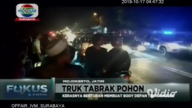 Diduga sopir mengantuk, sebuah truk tronton. Menabrak pohon pinggir jalan di Mojokerto, Jawa Timur.