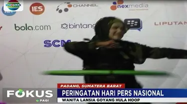 Mak Dun seorang wanita lanjut usia tampil ke panggung dan bergoyang hola hoop.