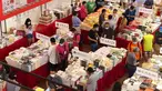 Para pengunjung terlihat di Pameran Buku Shanghai 2020 di Shanghai, China timur (12/8/2020). Pameran Buku Shanghai 2020 dimulai 12 dan 18 Agustus harus mendaftar dengan nama asli mereka, menunjukkan kode kesehatan, memakai masker, dan memeriksa suhu. (Xinhua/Ren Long)
