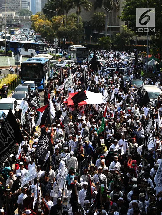 Massa Aksi Bela Tauhid di depan Gedung Kemenko Polhukam, Jakarta, Jumat (26/10). Aksi dilaksanakan usai pelaksanaan salat Jumat. (Merdeka.com/Imam Buhori)