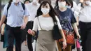 Orang-orang yang mengenakan masker berjalan di Minato-ku, Tokyo, Jepang (30/6/2020). Pemerintah kota metropolitan Tokyo mengonfirmasi kasus infeksi baru COVID-19 yang telah mencapai angka 50 di tengah kekhawatiran kemunculan kembali kasus penularan. (Xinhua/Du Xiaoyi)