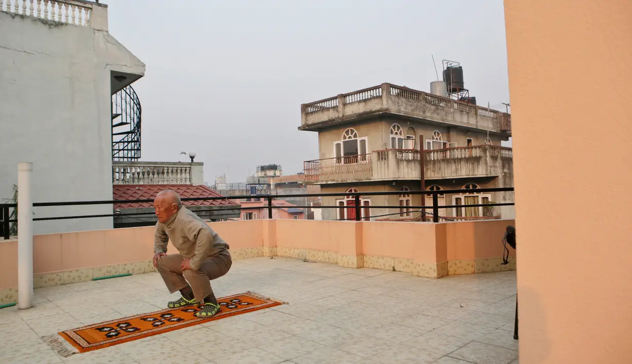 Min Bahadur Sherchan saat melakukan yoga untuk menjaga kebugaran fisiknya di Kathmandu, Nepal (12/4). Kakek Min kini tengah sibuk menyiapkan kondisi fisiknya sebelum memulai pendakian ke Gunung Everest. (AP Photo / Niranjan Shrestha)