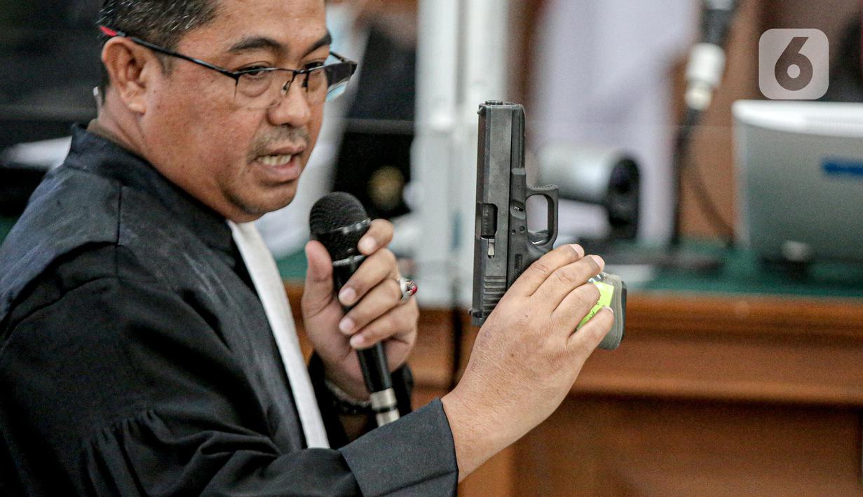 Jaksa menunjukkan barang bukti senjata HS dalam sidang lanjutan kasus pembunuhan Brigadir Yosua Hutabarat aau Brigadir J dengan terdakwa Ferdy Sambo dan Putri Chandrawathi di PN Jakarta Selatan, Jakarta, Selasa (22/11/2022). Jaksa Penuntut Umum (JPU) menghadirkan beberapa senjata api yang dijadikan alat bukti dalam kasus pembunuhan Brigadir J. (Liputan6.com/Faizal Fanani)