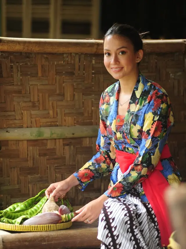 Tampil Bak Kembang Desa, Ini 7 Pemotretan Karina Nadila