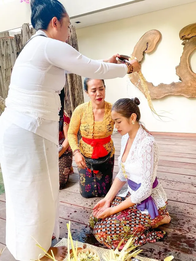 6 Potret Jessica Iskandar saat Lakukan Ritual Melukat, Penuh Khidmat