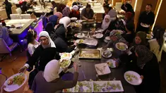 Sejumlah orang sedang berbuka puasa di sebuah masjid, Sao Paulo , Brasil , 30 Juni 2016.( REUTERS / Paulo Whitaker)