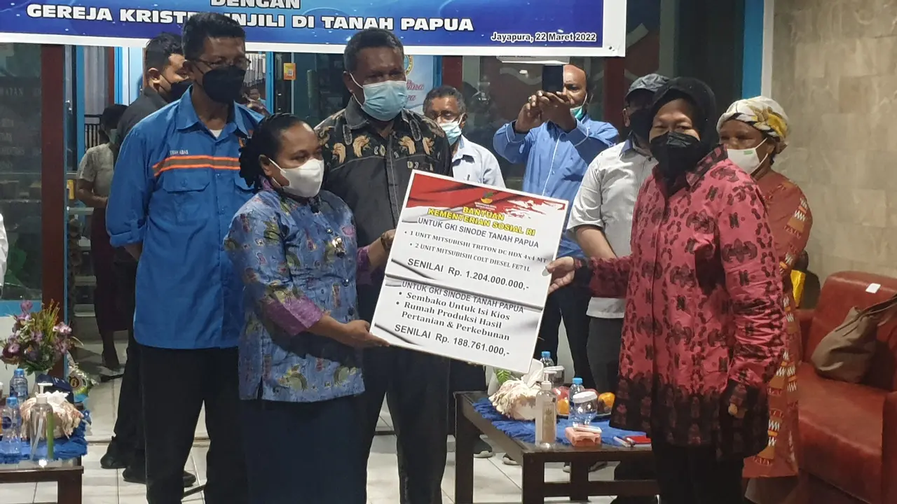 Menteri Sosial Tri Rismaharini menyalurkan sejumlah bantuan berbentuk fasilitas pemberdayaan ekonomi untuk Gereja Kristen Injili (GKI) di Tanah Papua.