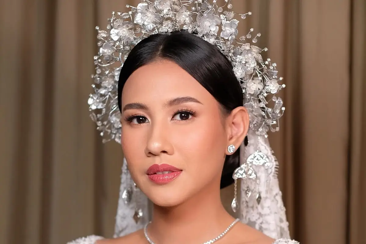 Pesona Flawless Shenina Cinnamon Dipulas Makeup Soft Glam di Hari Pernikahannya dengan Angga Yunanda