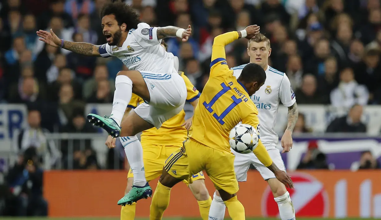 Aksi pemain Real Madrid, Marcelo (kiri) saat berebut bola dengan pemain Juventus, Douglas Costa pada leg kedua perempat final Liga Champions di Santiago Bernabeu stadium, Madrid, (11/4/2018).  Real Madrid menang agregat 4-3.(AP/Paul White)