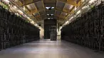 Rig pertambangan dari komputer super di dalam pabrik bitcoin 'Genesis Farming' di dekat Reykjavik, Islandia (16/3). Pabrik yang berada di lokasi rahasia di Islandia ini merupakan salah satu pabrik bitcoin terbesar di dunia. (AFP Photo/Halldor Kolbeins)